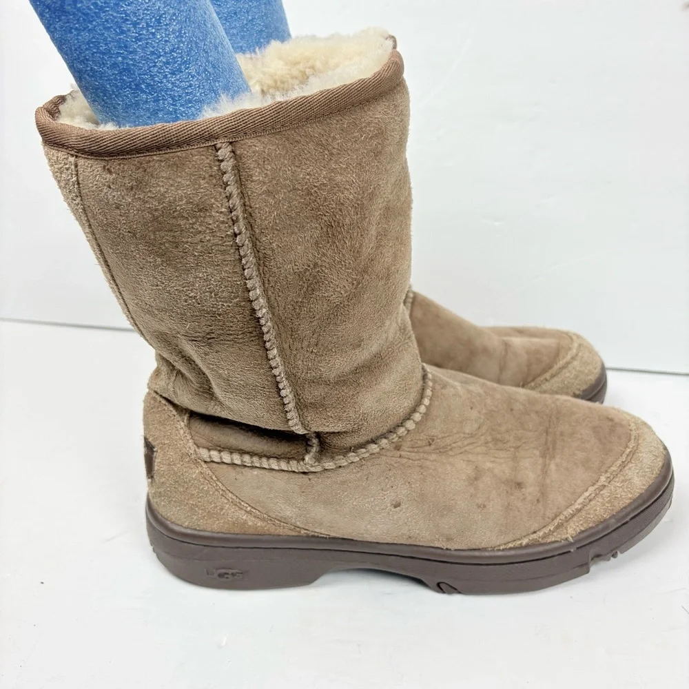 Ugg Tan Brown Short Sheepskin Winter Snow Boots Rubber Bottom Women’s size 8